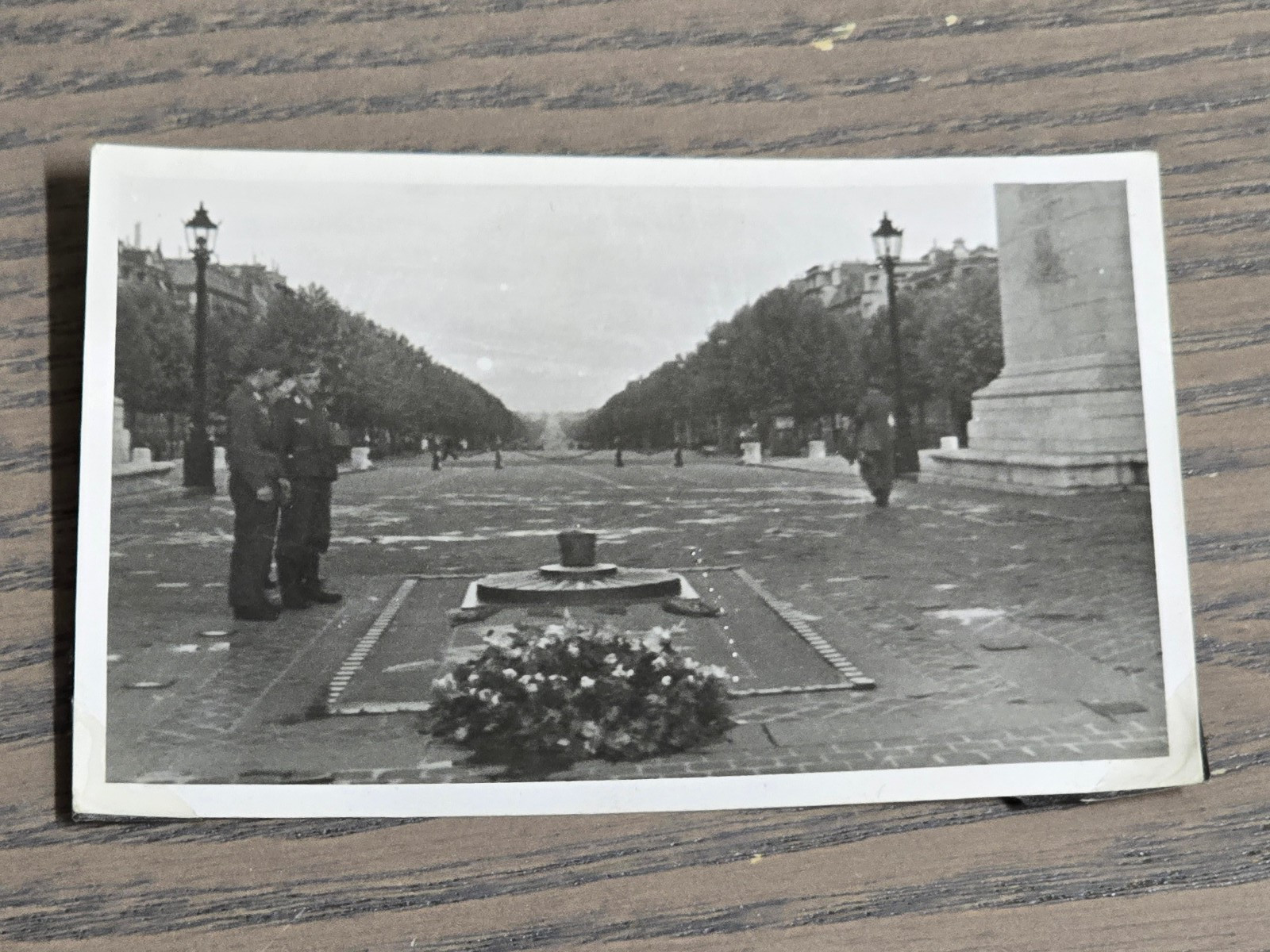 1943 PARIS FRANCE UNKNOWN SOLDIERS GRAVE WW2 WWII German Wartime Military photo