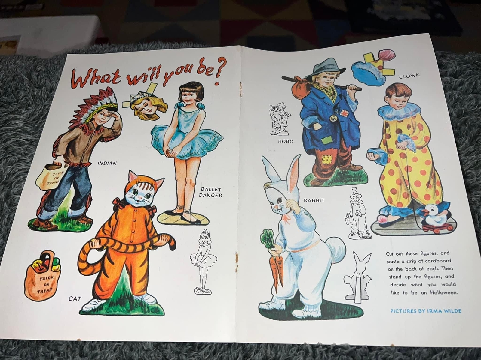 Vintage Halloween Insert for child’s life – fold out die cut paper dolls 1962
