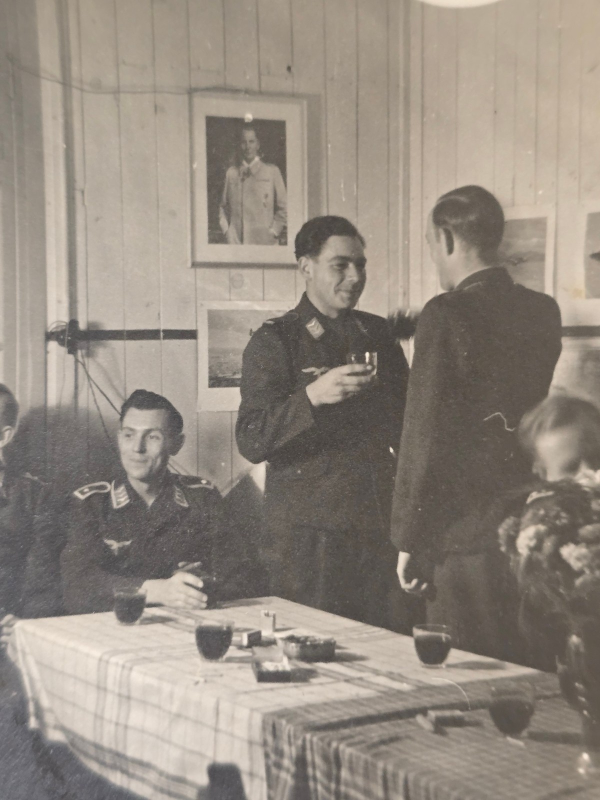 LUFTWAFFE SOLDIERS TOAST w GENERAL PORTRAIT ON WALL WW2 German Military photo