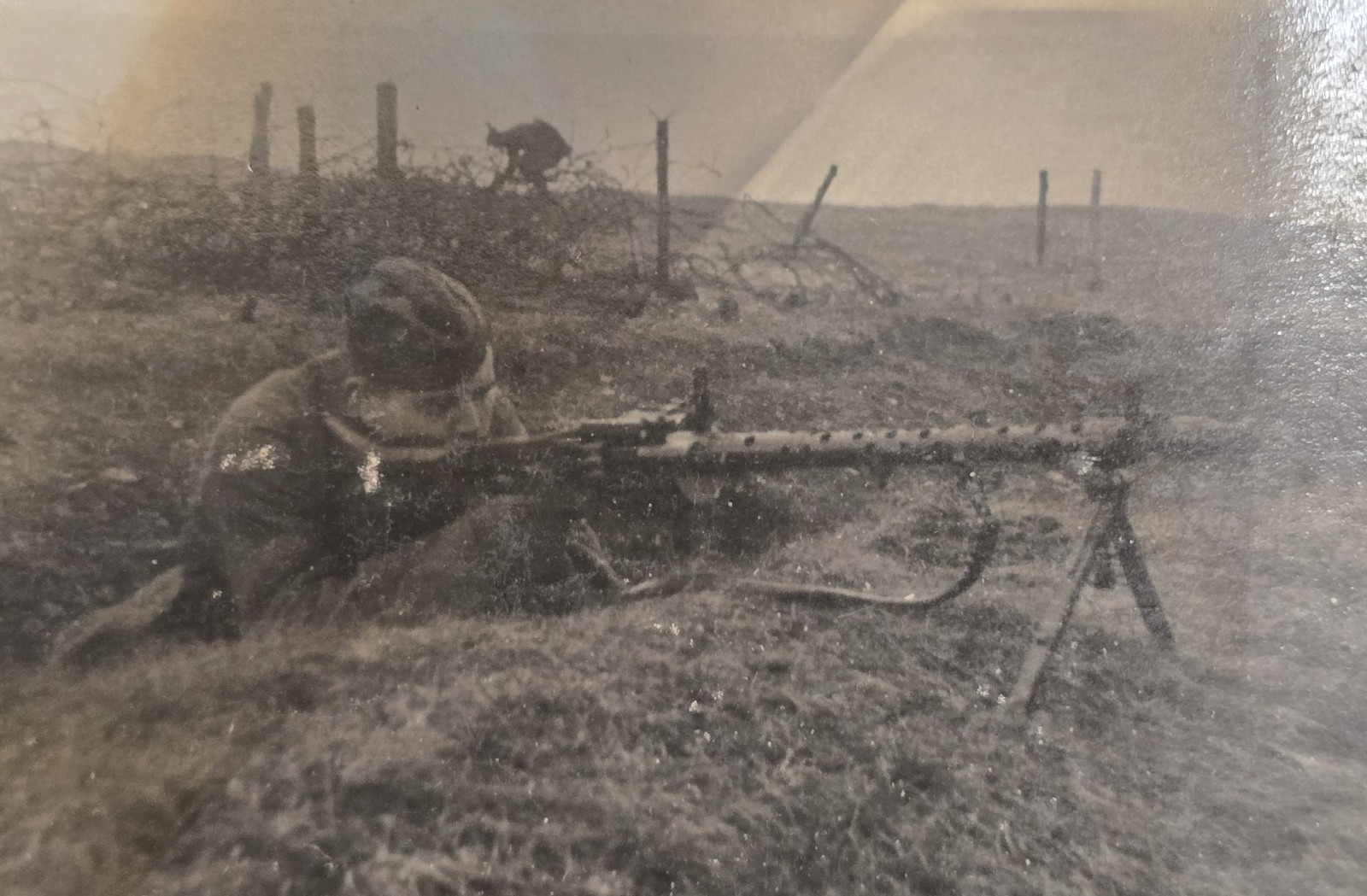 MACHINE GUNNER FRONT LINES BATTLE ZONE SOLDIER WWII German Military War Photo