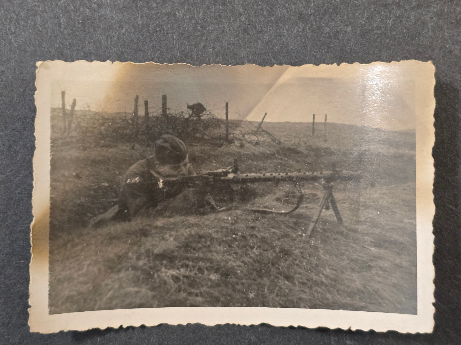 MACHINE GUNNER FRONT LINES BATTLE ZONE SOLDIER WWII German Military War Photo
