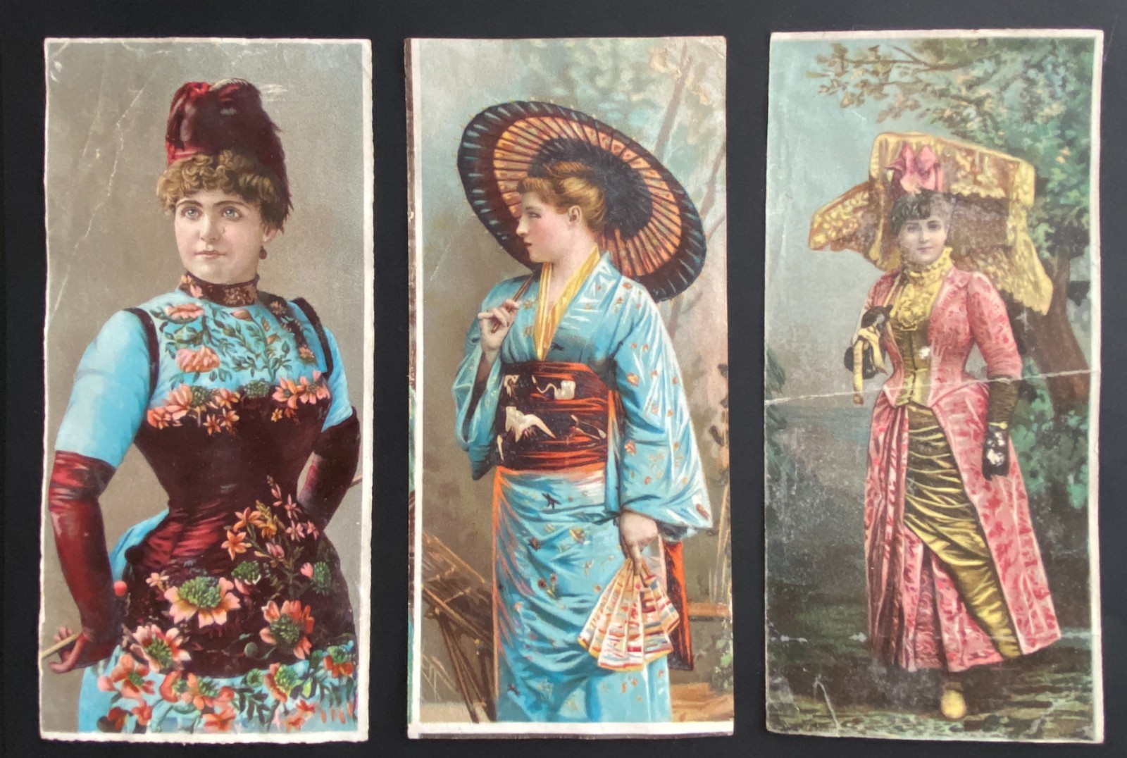 CHROMOS XIXth Century Format 13 cm /18 cm 3 Women In Local Costume Engraving