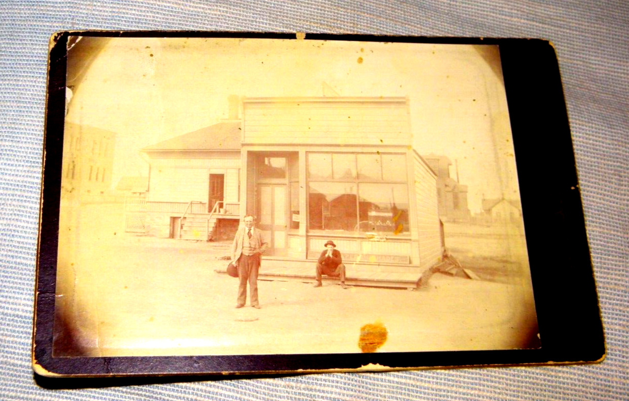VINTAGE PHOTO OF A PAPER SHADES STORE KING ARTHUR & CO