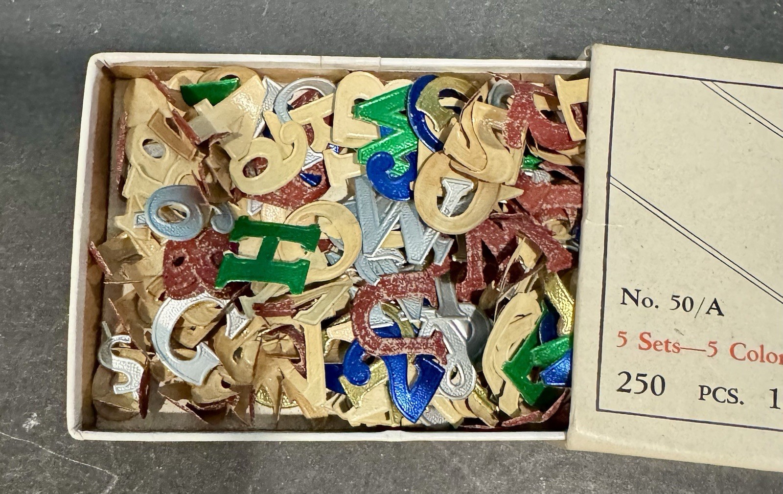 VINTAGE METAL BRIGHT GUMMED LETTERS / NUMERALS NO 50/A 5 COLORS ORIGINAL BOX