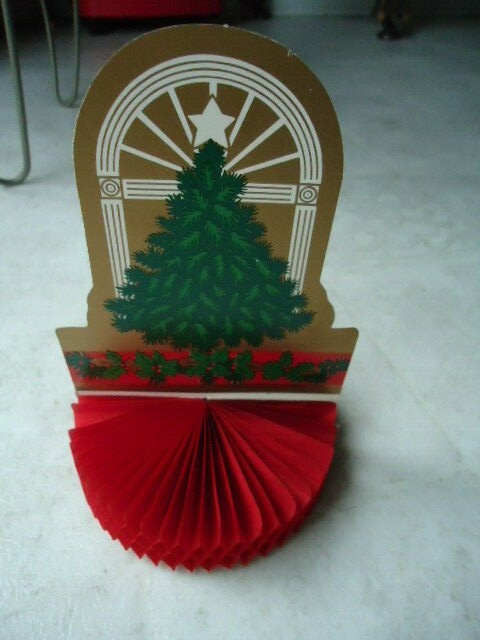 Paper Art Red Honeycomb Christmas Tree In Window & Holly Centerpiece 6 ½” X 4 ½”