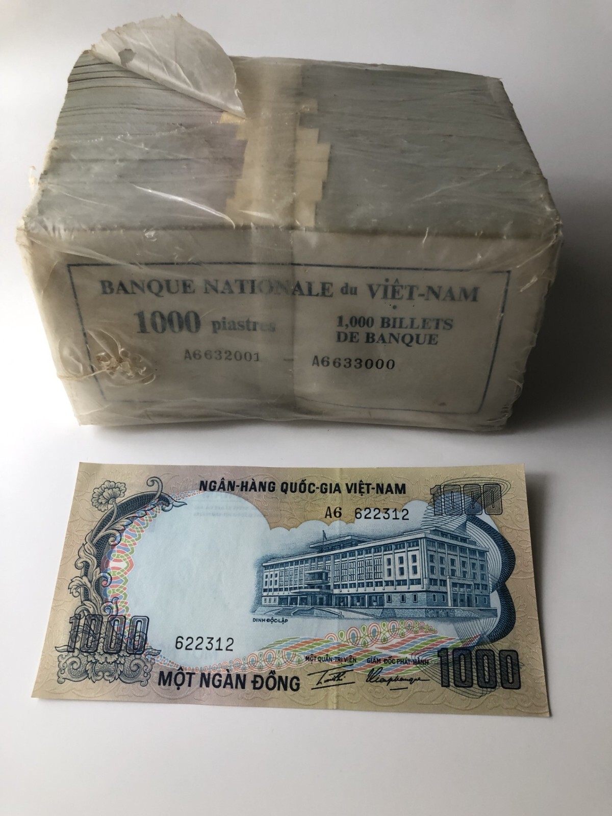 South Vietnam pre-1975 1000 Dong bank notes, 1000 uncirculated sequential bills