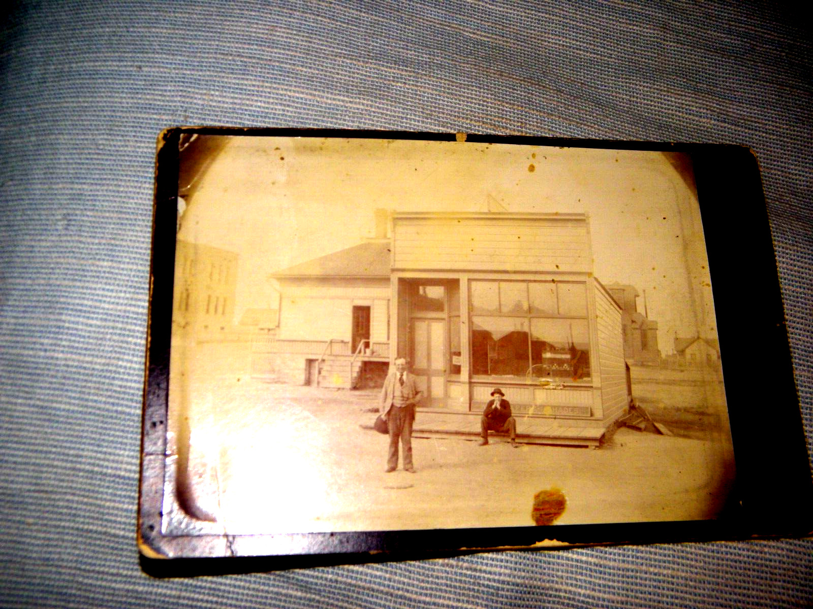 VINTAGE PHOTO OF A PAPER SHADES STORE KING ARTHUR & CO