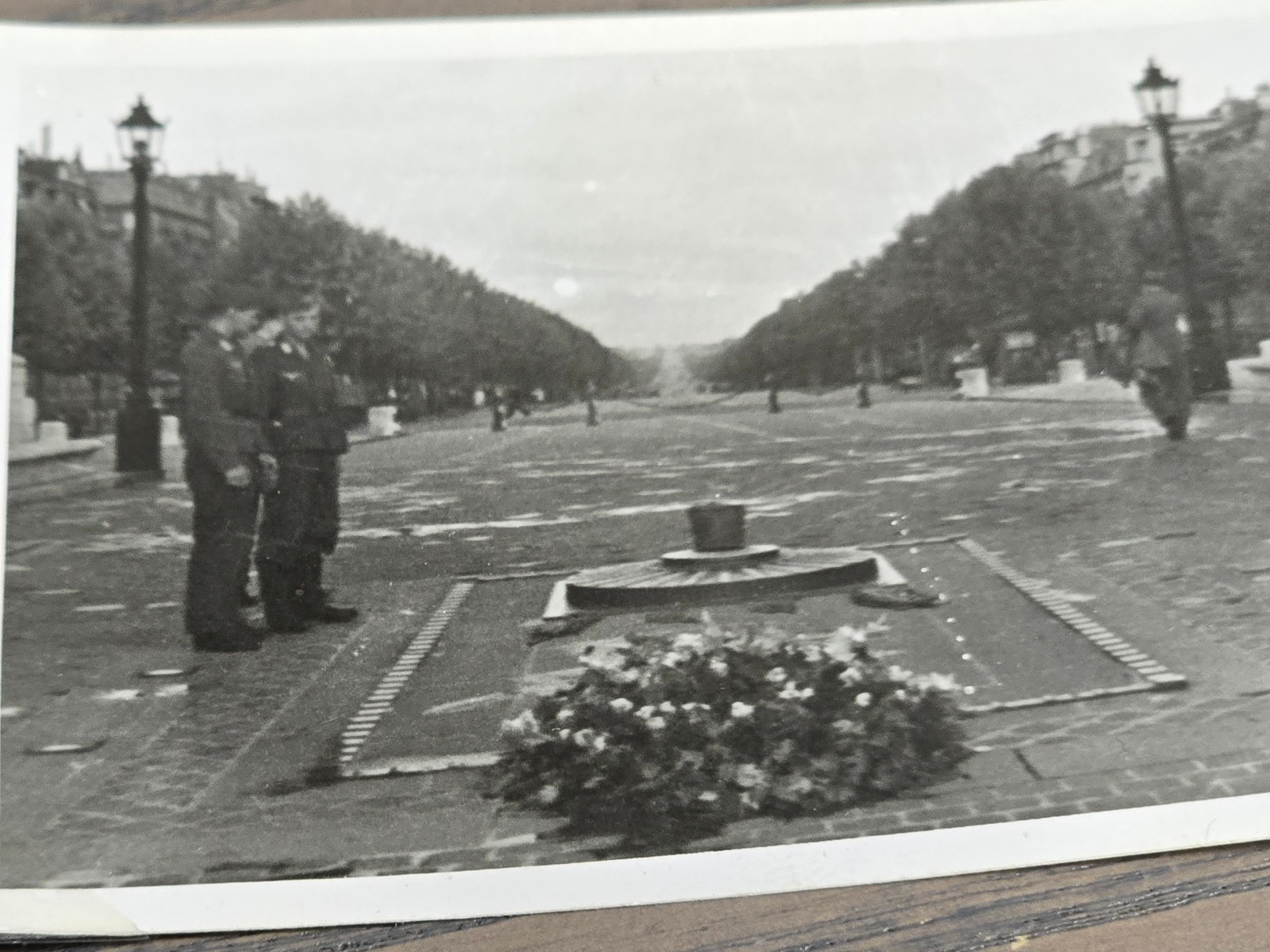 1943 PARIS FRANCE UNKNOWN SOLDIERS GRAVE WW2 WWII German Wartime Military photo