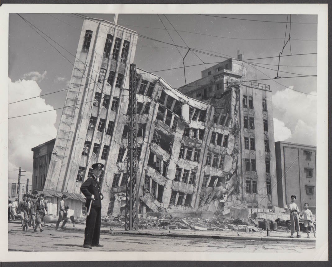 Fukui Department Store destroyed by earthquake newsphoto Japan 1948