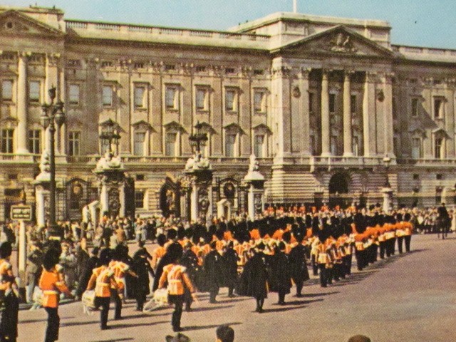 Buckingham Palace Postcard – Guards Arriving / Printed in England