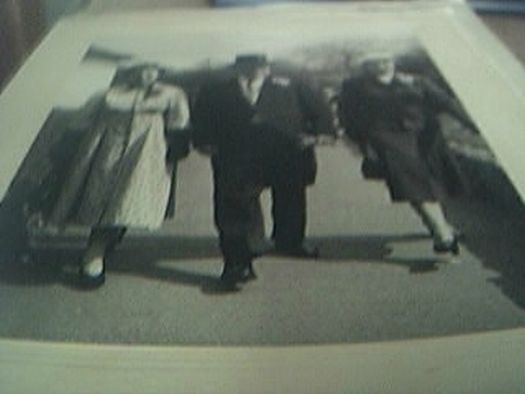 b/w photograph 8 x 6 inches wedding day parents arrive top hat 1950s