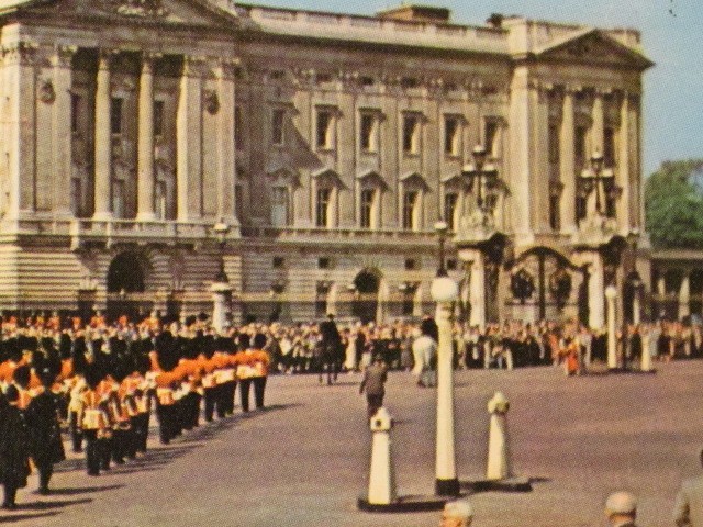 Buckingham Palace Postcard – Guards Arriving / Printed in England