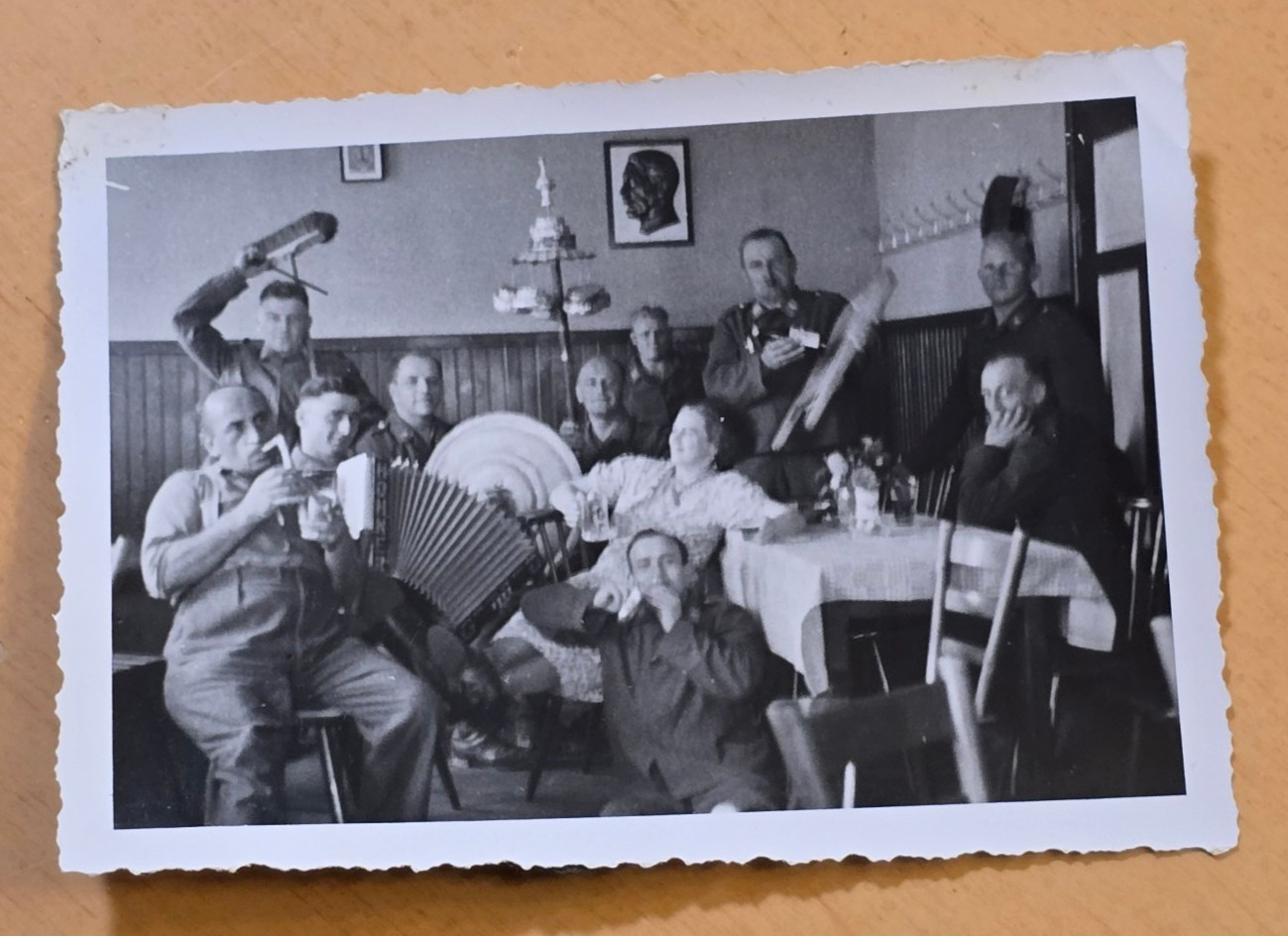 LUFTWAFFE PARTY! w LEADERS PIC HOHNER ACCORDION WW2 WWII German Military photo