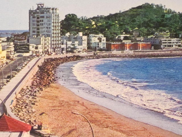 Tarjeta Post Card: Beach & Boulevard of Olas Atlas – Sin., Mexico