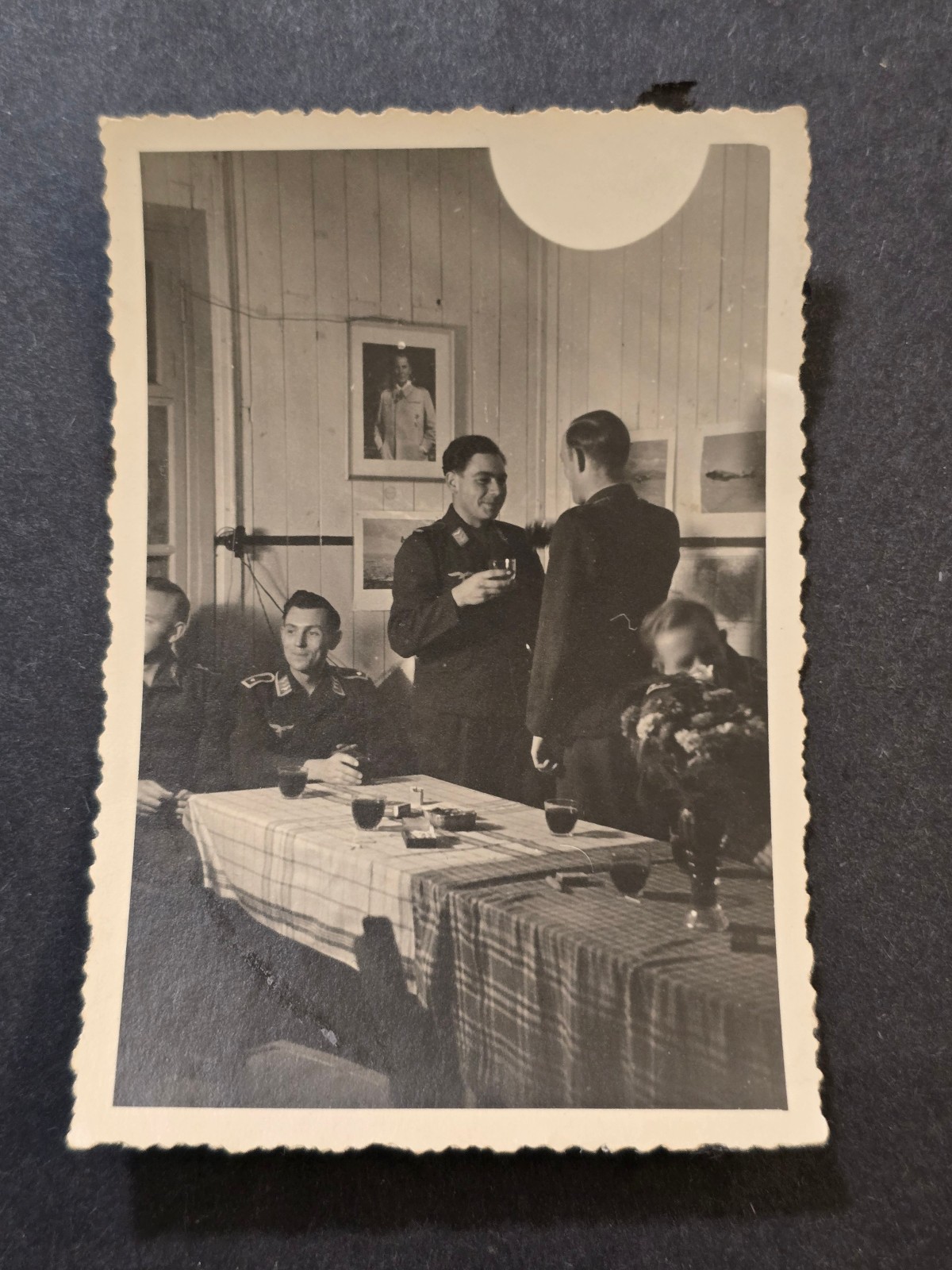 LUFTWAFFE SOLDIERS TOAST w GENERAL PORTRAIT ON WALL WW2 German Military photo