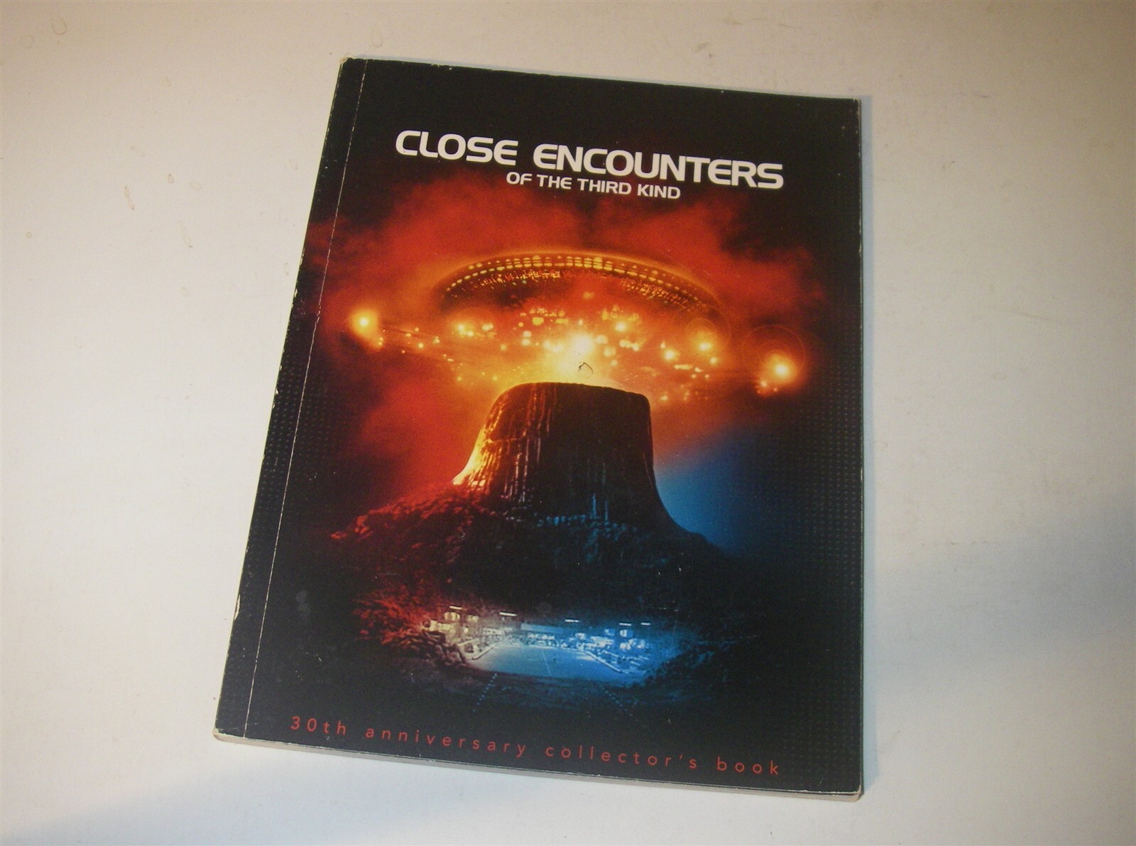 CLOSE ENCOUNTERS OF THE THIRD KIND 30TH ANNIVERSARY COLLECTORS BOOK