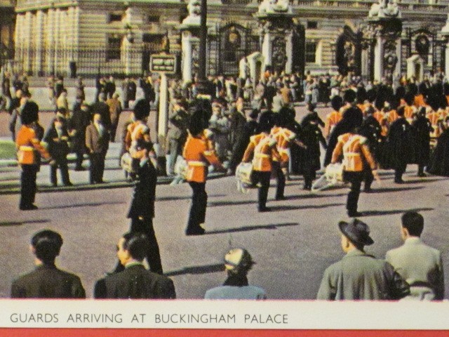 Buckingham Palace Postcard – Guards Arriving / Printed in England