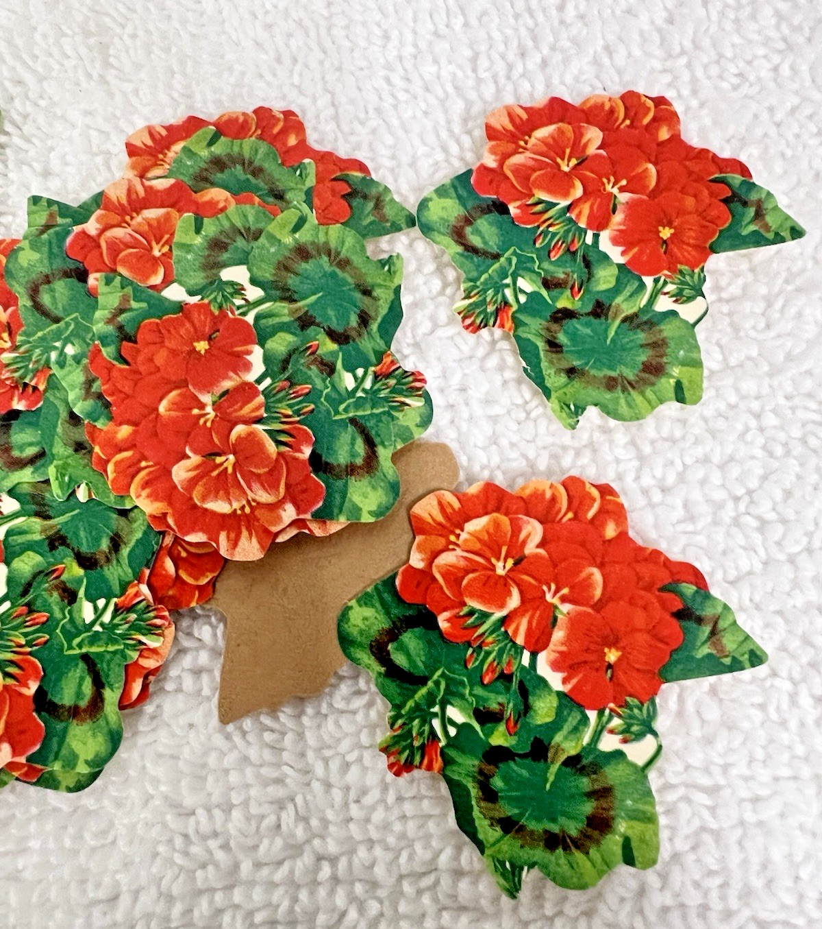 Vintage Dennison’s 32 Red Orange Geranium Gummed Sticker Seals 1 1/8″ x 1 1/4″
