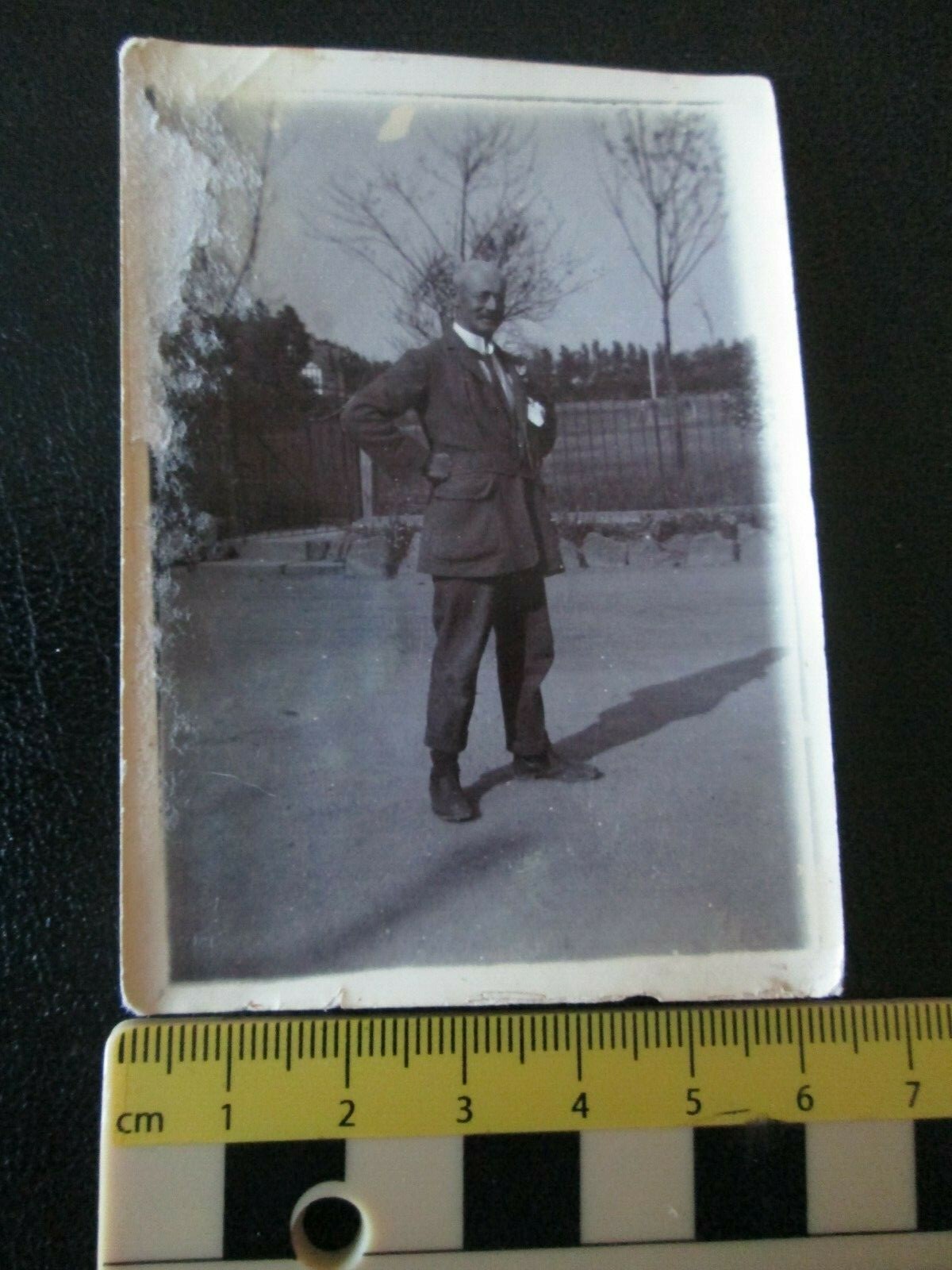 Photo of man (unknown location, date, name) 8.5 x 6 cm