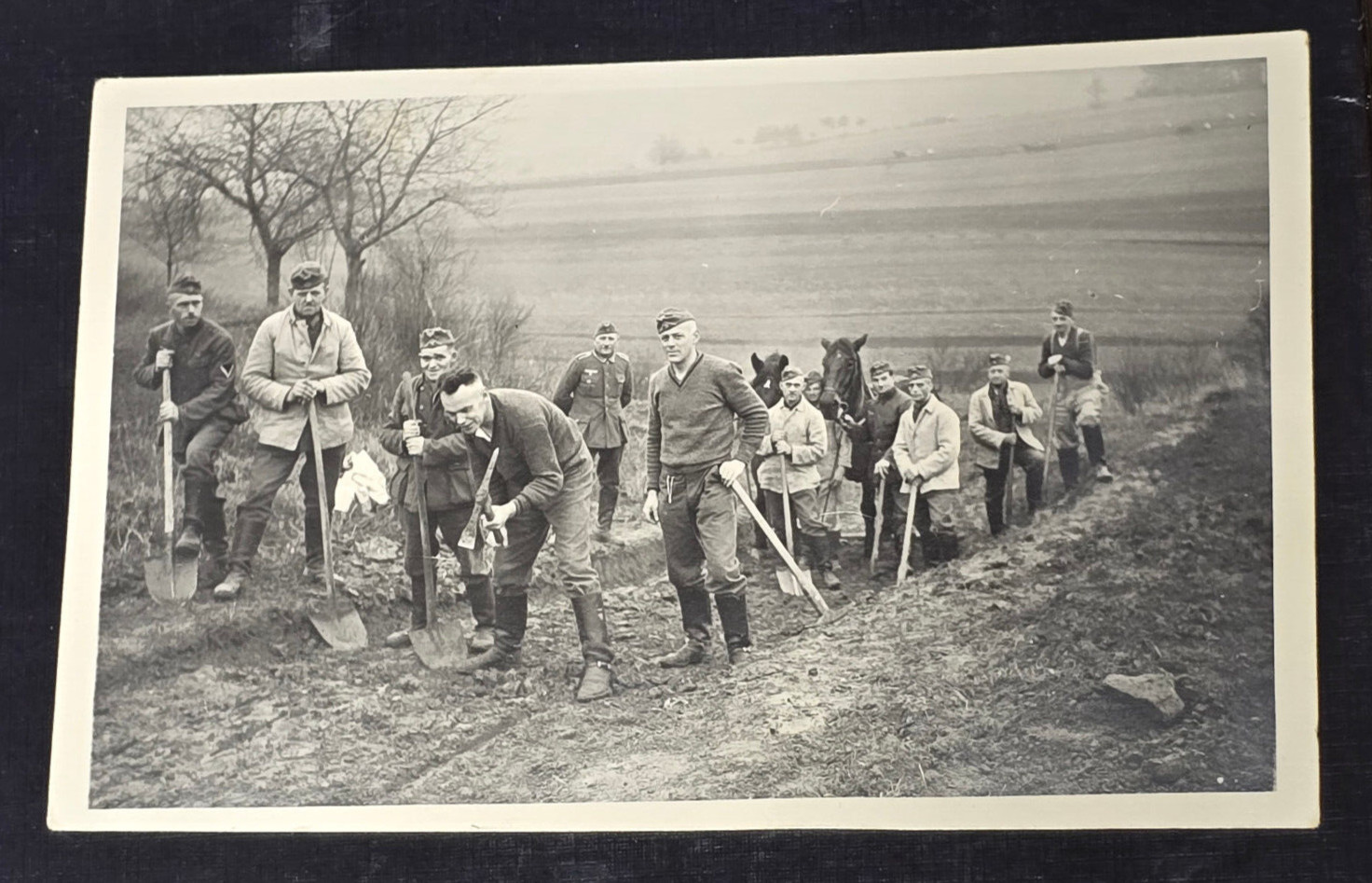 1940 SOLDIERS SOLDIERS BUILDING ROAD – POTATOES BUNDENTHAL WW2 WWII German photo